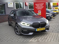 BMW 1-serie - 118i Executive Edition / Stoelverwarming / Intrieurverlichting / Parkeercamera / Carplay /