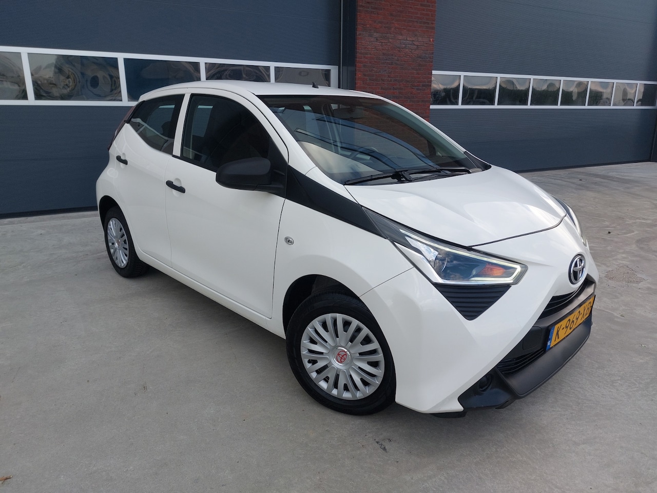 Toyota Aygo - 1.0 VVT-i x-fun 5 Deurs Airco Cruise controle - AutoWereld.nl