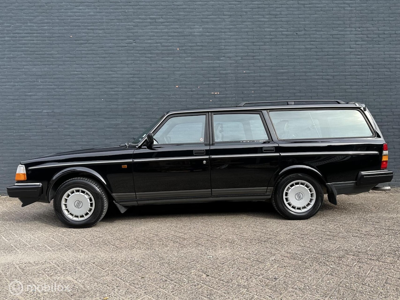 Volvo 240 - 2.3 GL Estate - apk 10-2027 - Black Stone - AutoWereld.nl