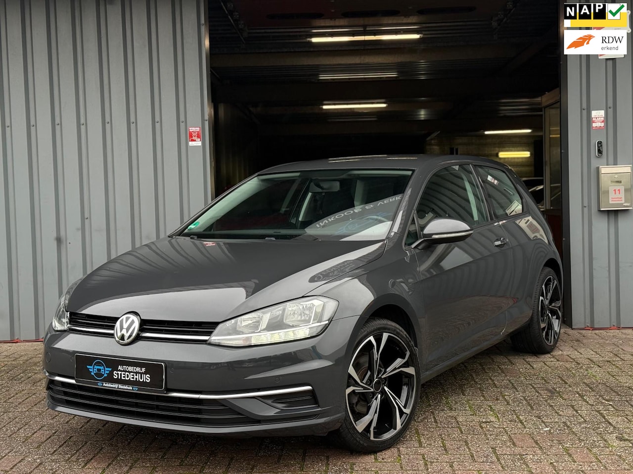 Volkswagen Golf - 1.0 TSI 110 pk Highline Nw APK | PDC 18 inch Velgen - AutoWereld.nl