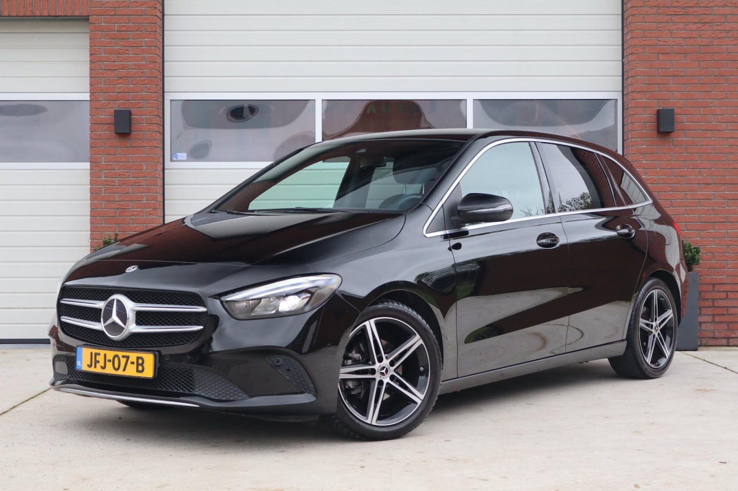 Mercedes-Benz B-klasse - 180 AMG-Line Sport velgen 18" - Wegklapbare trekhaak - Widescreen - Camera - Dealeronderho - AutoWereld.nl