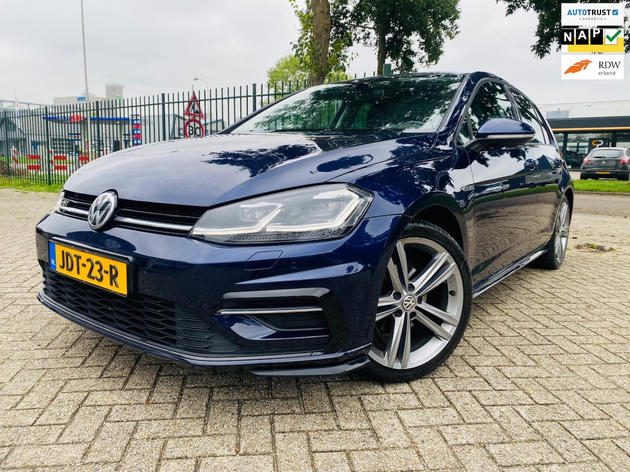 Volkswagen Golf - 1.0 TSI Highline R-Line Virtueel Cruise Navi Stoelverw - AutoWereld.nl