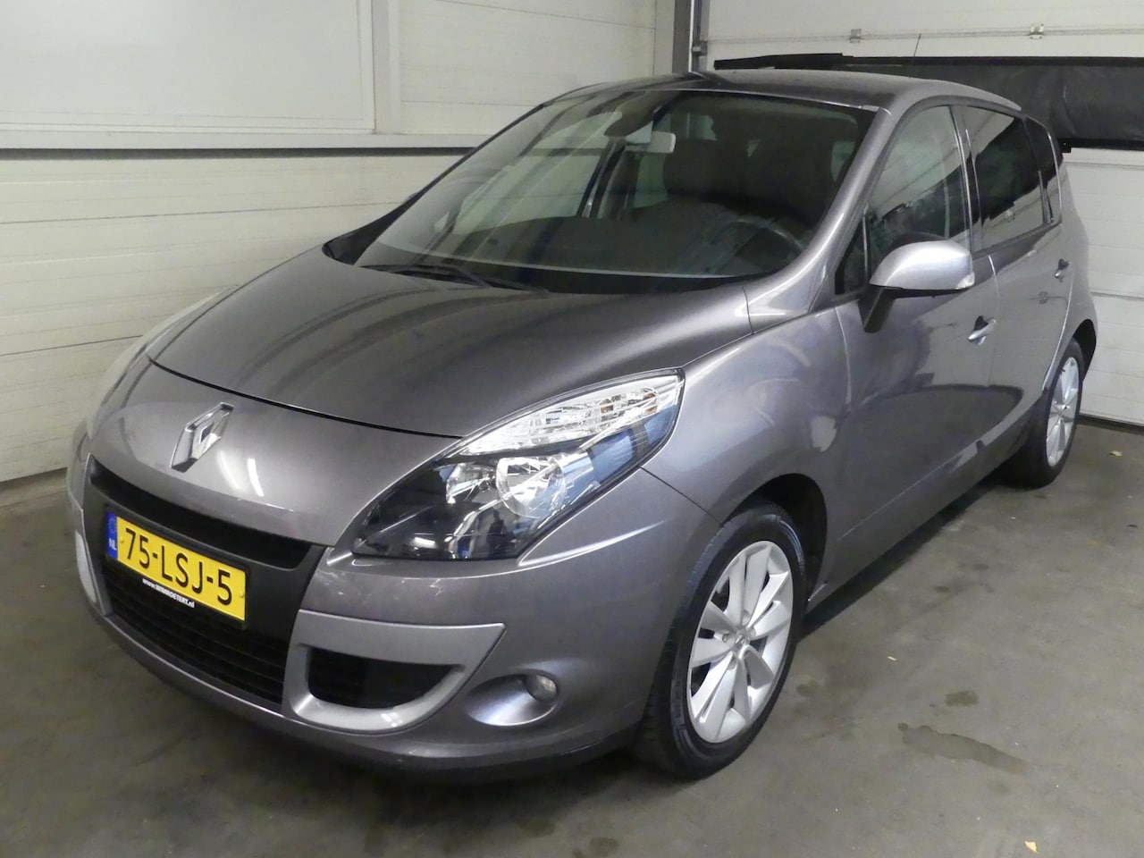 Renault Scénic - 1.6 Celsium - Cruise Control - 1e Eigenaar - Navigatie - Trekhaak - AutoWereld.nl
