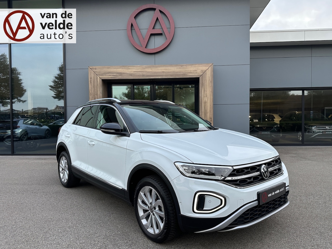 Volkswagen T-Roc - 1.5 TSI 150pk DSG Style | Trekhaak | Navi | IQ light | Adapt. Cruise | Rijklaar incl. gara - AutoWereld.nl