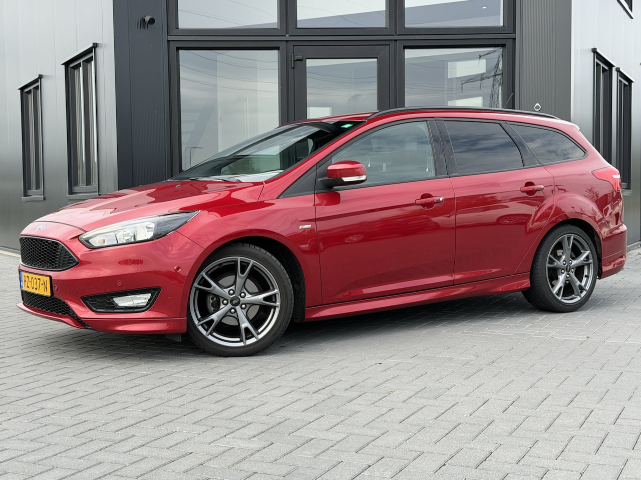 Ford Focus Wagon - 1.0 ST-Line Clima | Navi | PDC v&a | Trekhaak - AutoWereld.nl