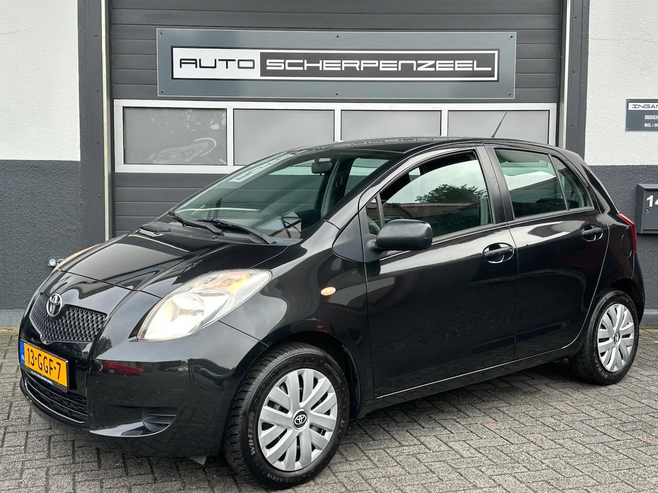 Toyota Yaris - 1.3 VVTi Terra I AIRCO I 4-deurs I zwart I NL auto - AutoWereld.nl