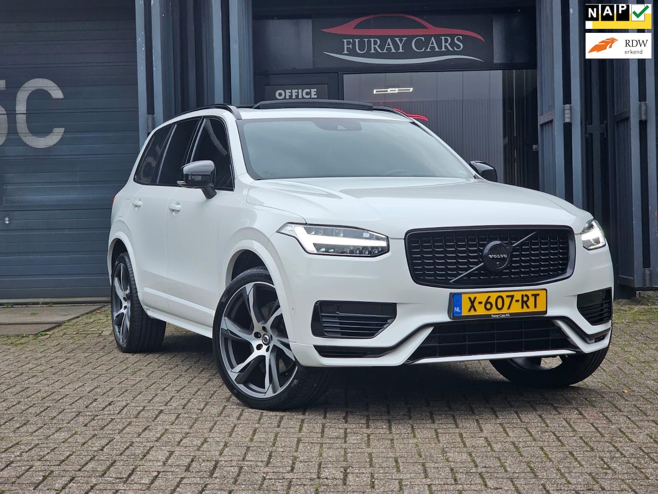 Volvo XC90 - 2.0 T8 Twin Engine AWD R-DESIGN Pano 360 Luchtvering - AutoWereld.nl