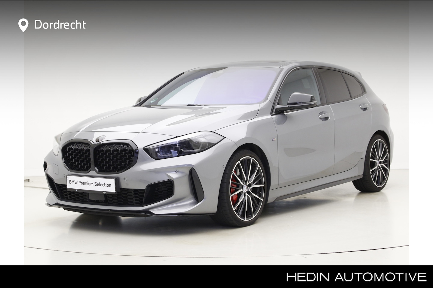 BMW 1-serie - M135i xDrive | 19" | Panorama | Harman Kardon | Camera | Leder | Head-Up | El. Stoelen met - AutoWereld.nl