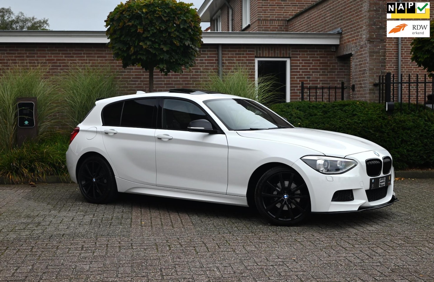 BMW 1-serie - 118i High Executive 170 PK Aut. M-Sport Leder Keyless Schuifdak Xenon 18'' - AutoWereld.nl