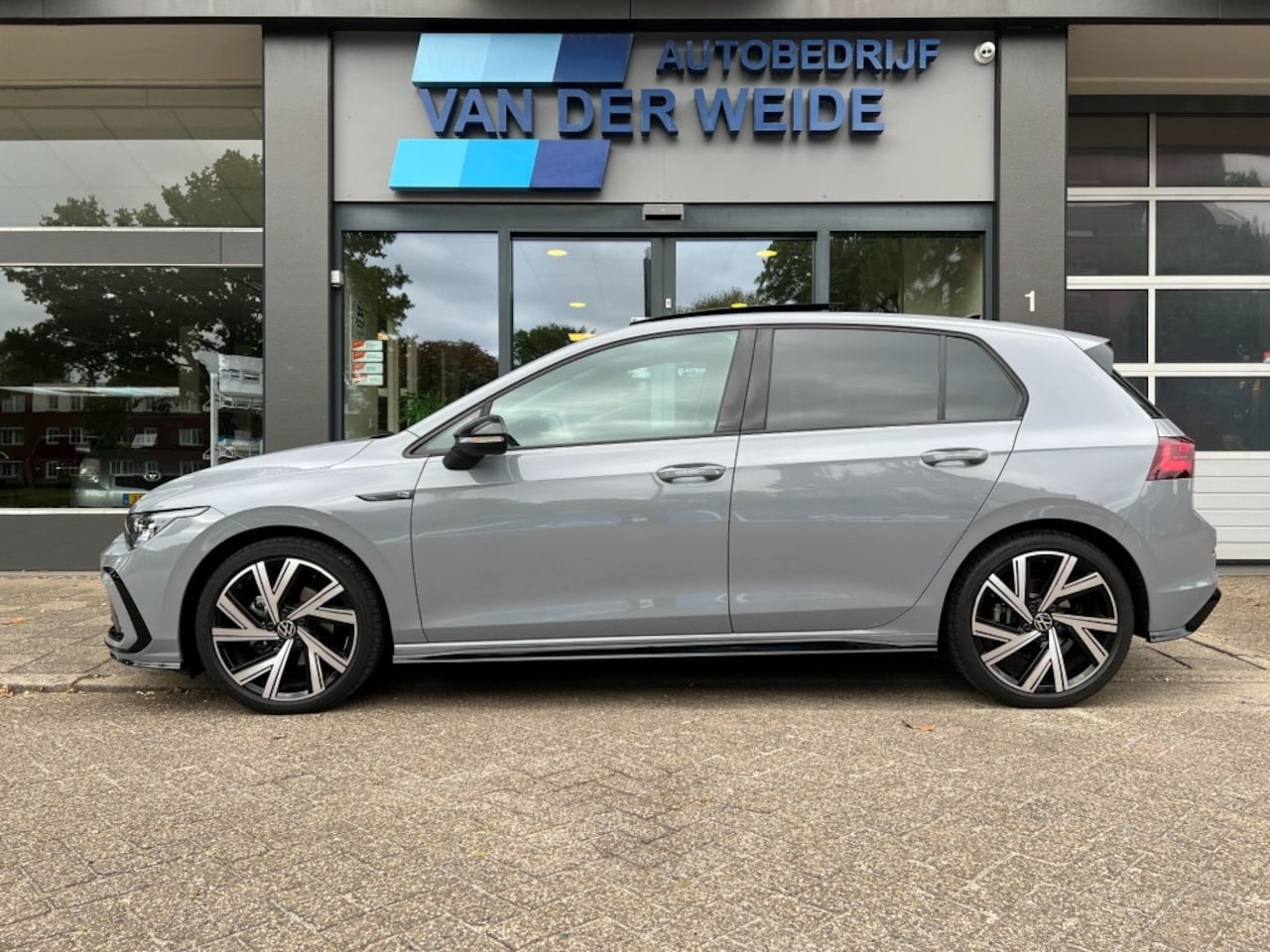 Volkswagen Golf - 1.5 eTSI 150 pk DSG R-LINE   Panoramadak  IQ LIGHT   Achteruitri - AutoWereld.nl