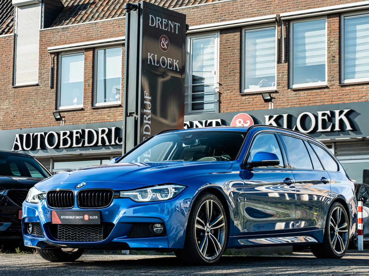BMW 3-serie Touring - 318i High Executive M-Sport ORG NL PANO HARMAN KARDON HUD CAMERA ELEK TREKHAAK BOMVOL!!! - AutoWereld.nl