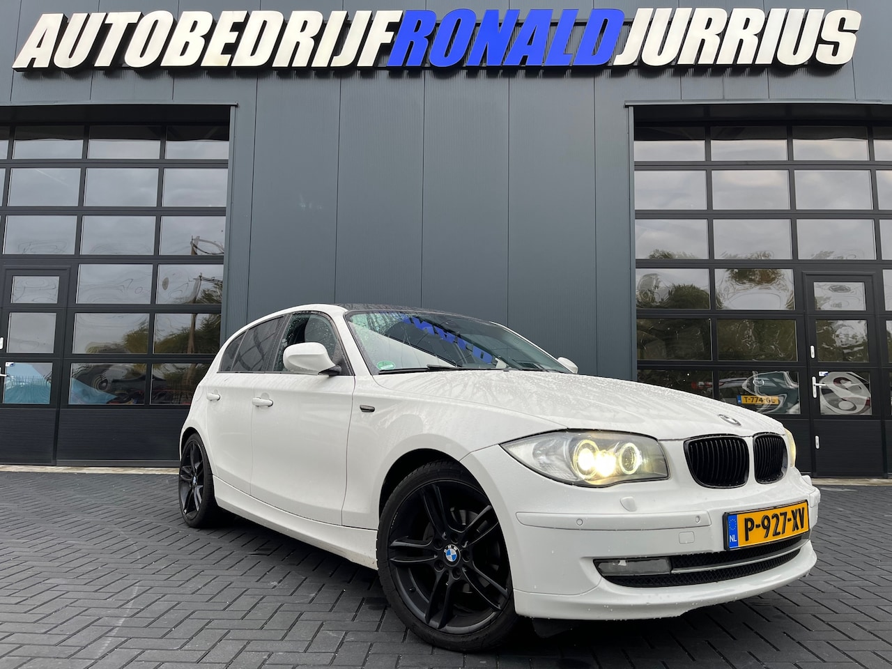 BMW 1-serie - 116i Business Line Sport Automaat/Climatronic/Cruise/Navigatie/Trekhaak/Nieuwe Apk - AutoWereld.nl