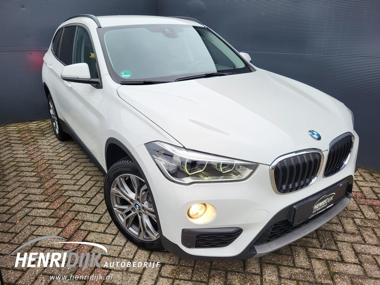 BMW X1 - XDrive20i Executive Automaat / Xenon / Cruise / Clima / Navi / Stoelverwarming - AutoWereld.nl