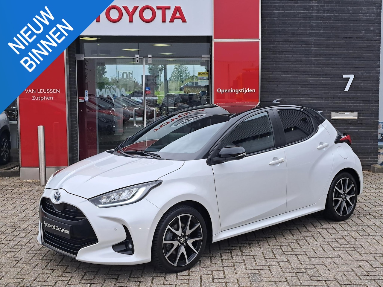 Toyota Yaris - 1.5 Hybrid Executive 4-SEIZOENSBANDEN PARKEERCAMERA PANORAMADAK LEDEREN BEKLEDING - AutoWereld.nl