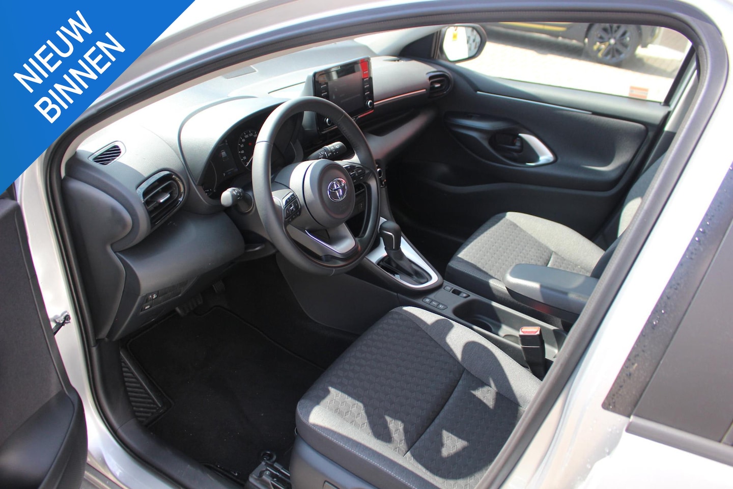 Toyota Yaris - 1.5 Hybrid Business Plus STOELVERW BLIND-SPOT PARK-SENSOREN AD-CRUISE 16"LMV CAMERA APPLE/ - AutoWereld.nl