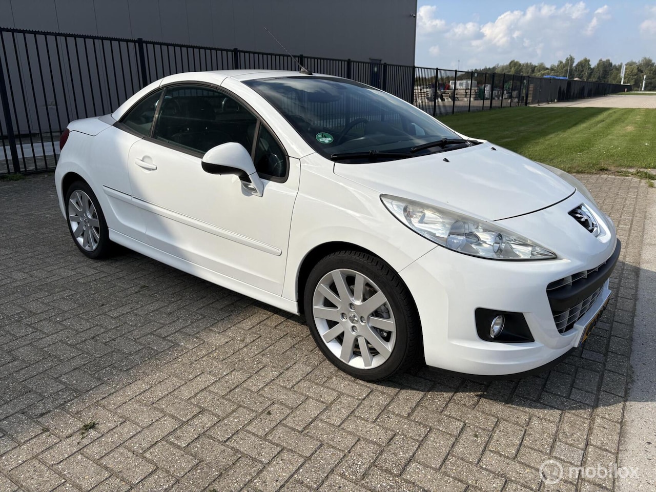 Peugeot 207 CC - 1.6 VTi Noir & Blanc - AutoWereld.nl