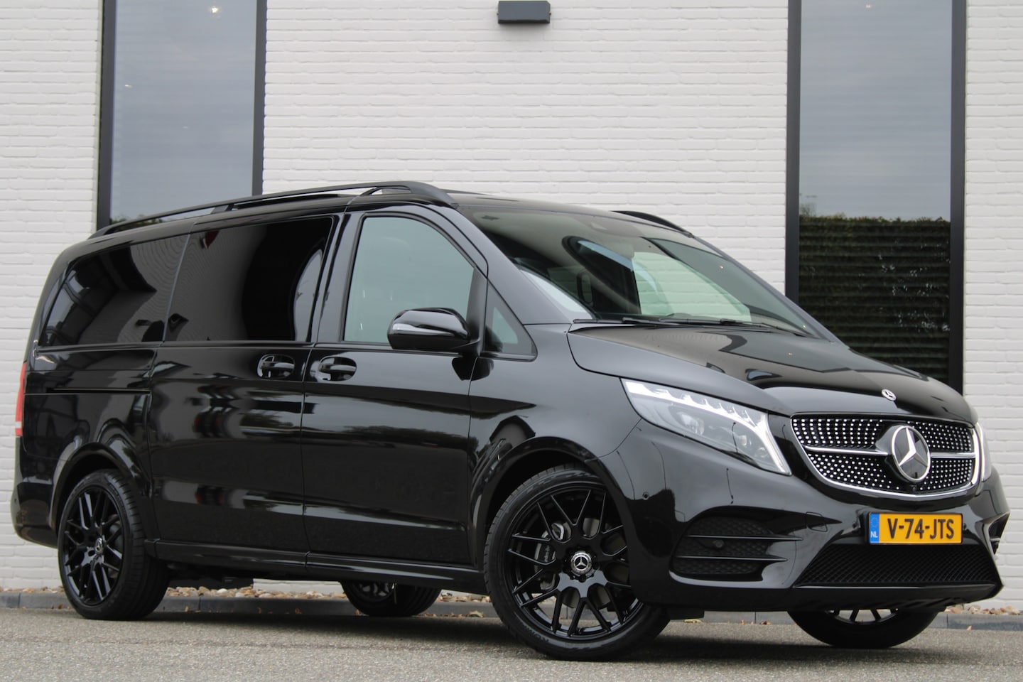 Mercedes-Benz V-klasse - 300d / DC / AMG / Panorama / 4.000km!! / 2x Elec Schuifdeur / Burmester / 360 Camera / Vol - AutoWereld.nl