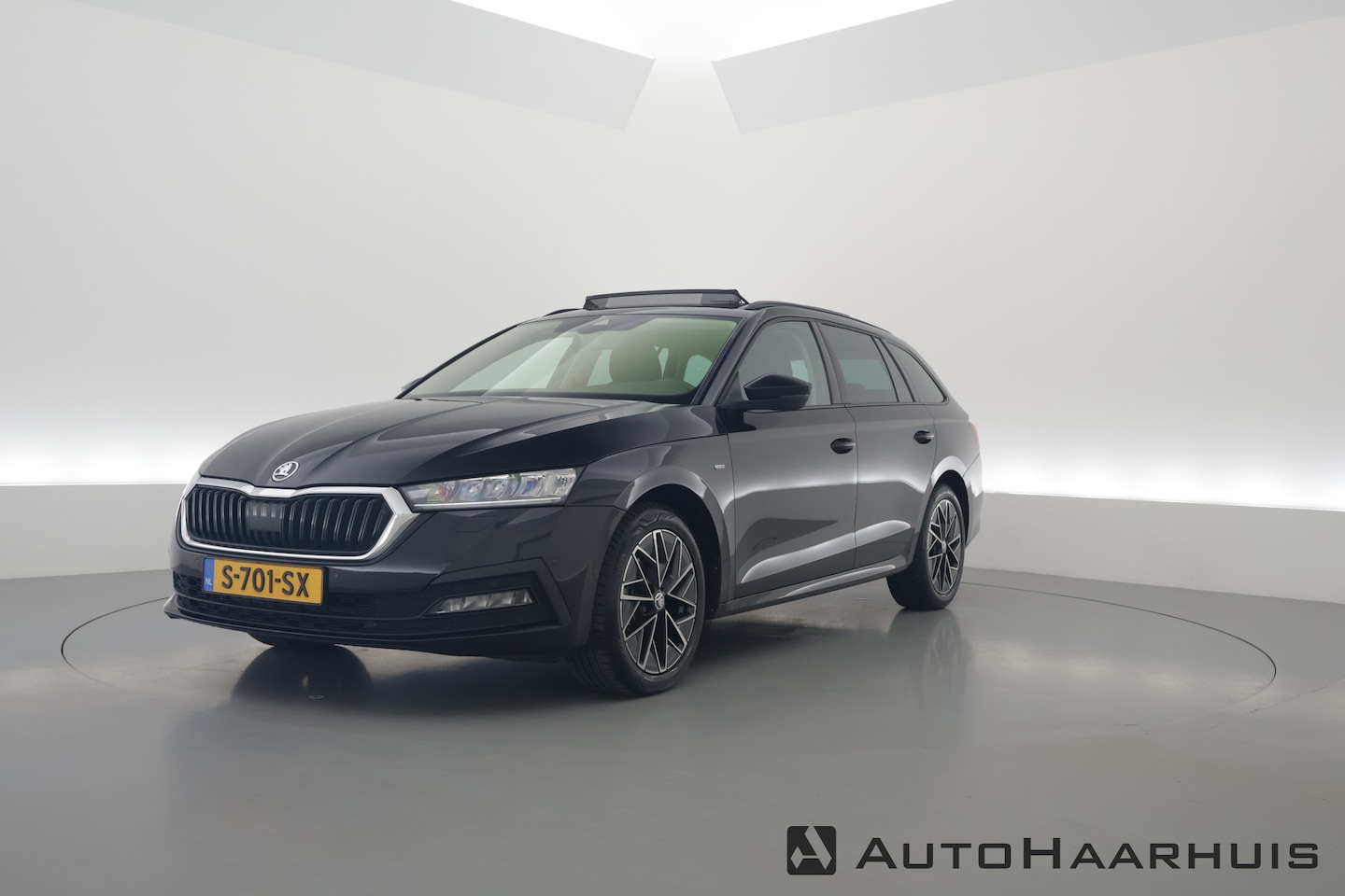 Skoda Octavia Combi - 1.5 e-TSI Sport Business | Adapt. Cruise | Pano | CarPlay | Massage | Keyless | Trekhaak 1 - AutoWereld.nl