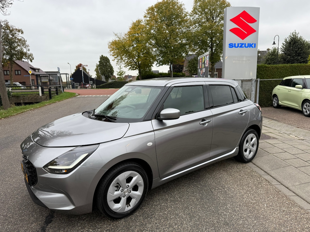 Suzuki Swift - 1.2 Select Smart Hybrid 2025 MODEL // 1e eigenaar // PDC // Navigatie // Blind spot // Rij - AutoWereld.nl