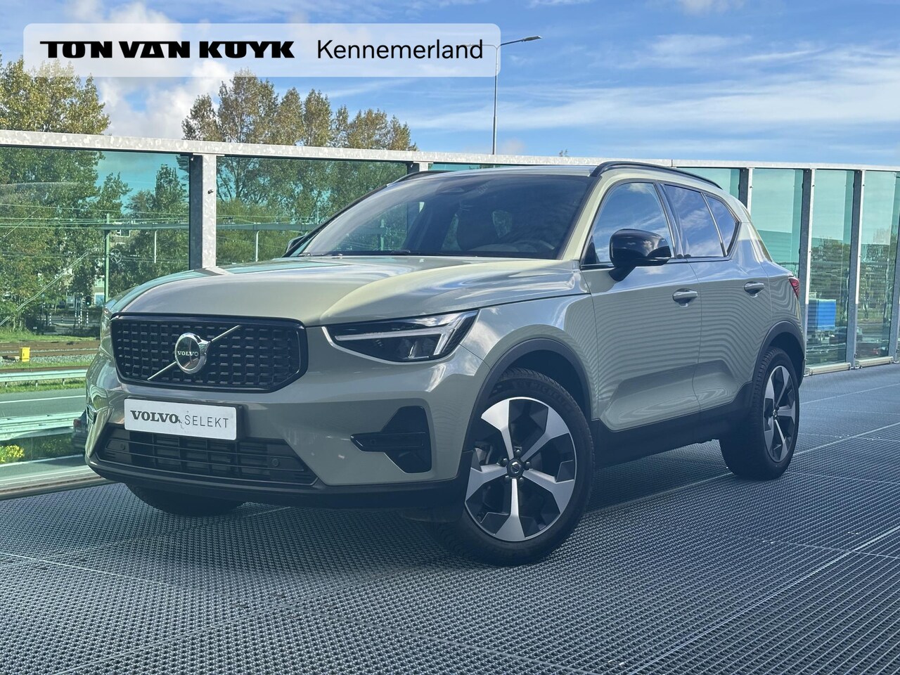 Volvo XC40 - 2.0 B4 Plus Dark / Trekhaak / Elek. verstelbare stoelen / Voorstoelen + stuur verwarmd / H - AutoWereld.nl