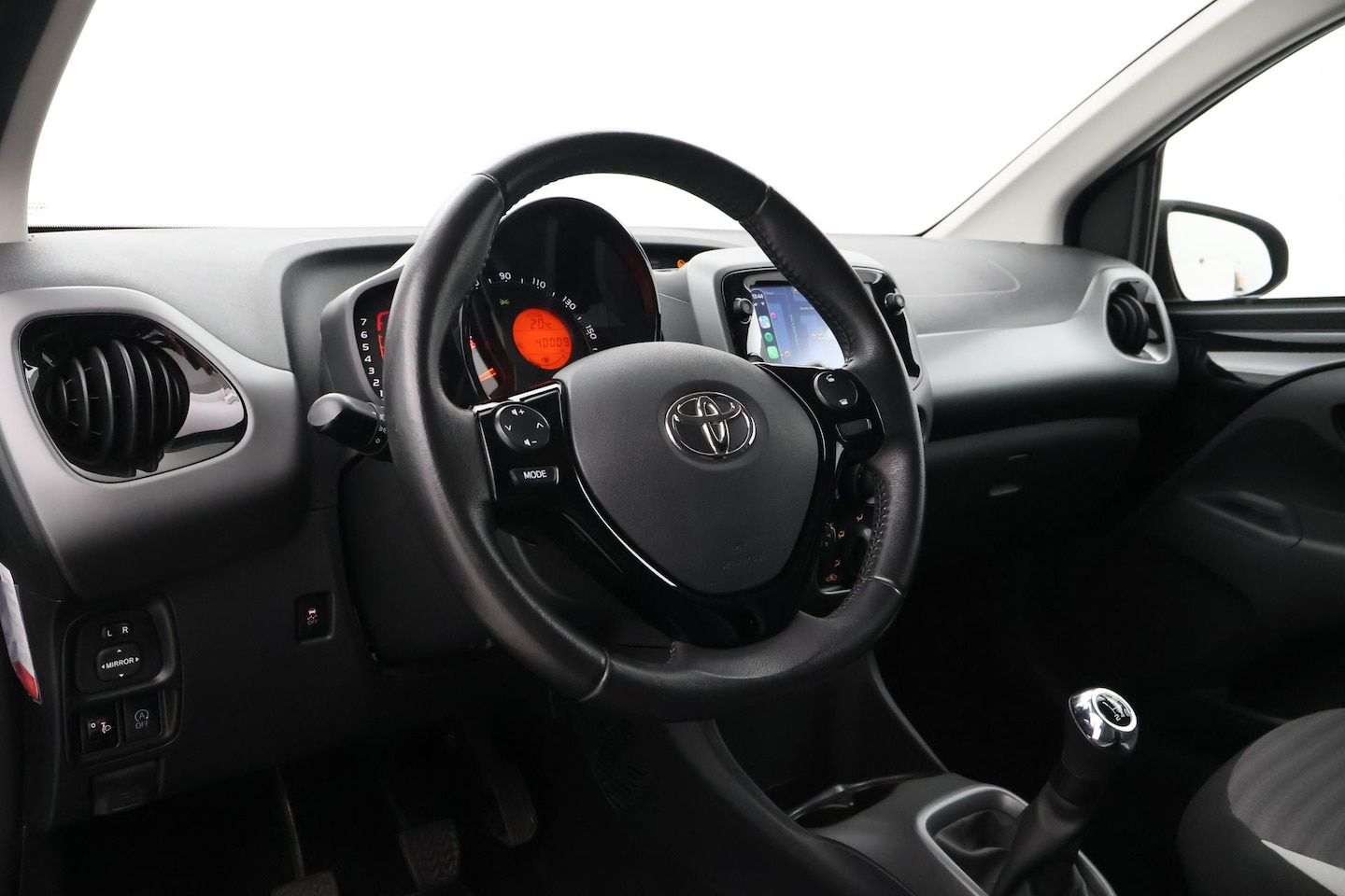 Toyota Aygo - 1.0 VVT-i x-first | Elektrisch vouwdak | Apple Carplay / Android Auto | Airco | Camera | 1 - AutoWereld.nl