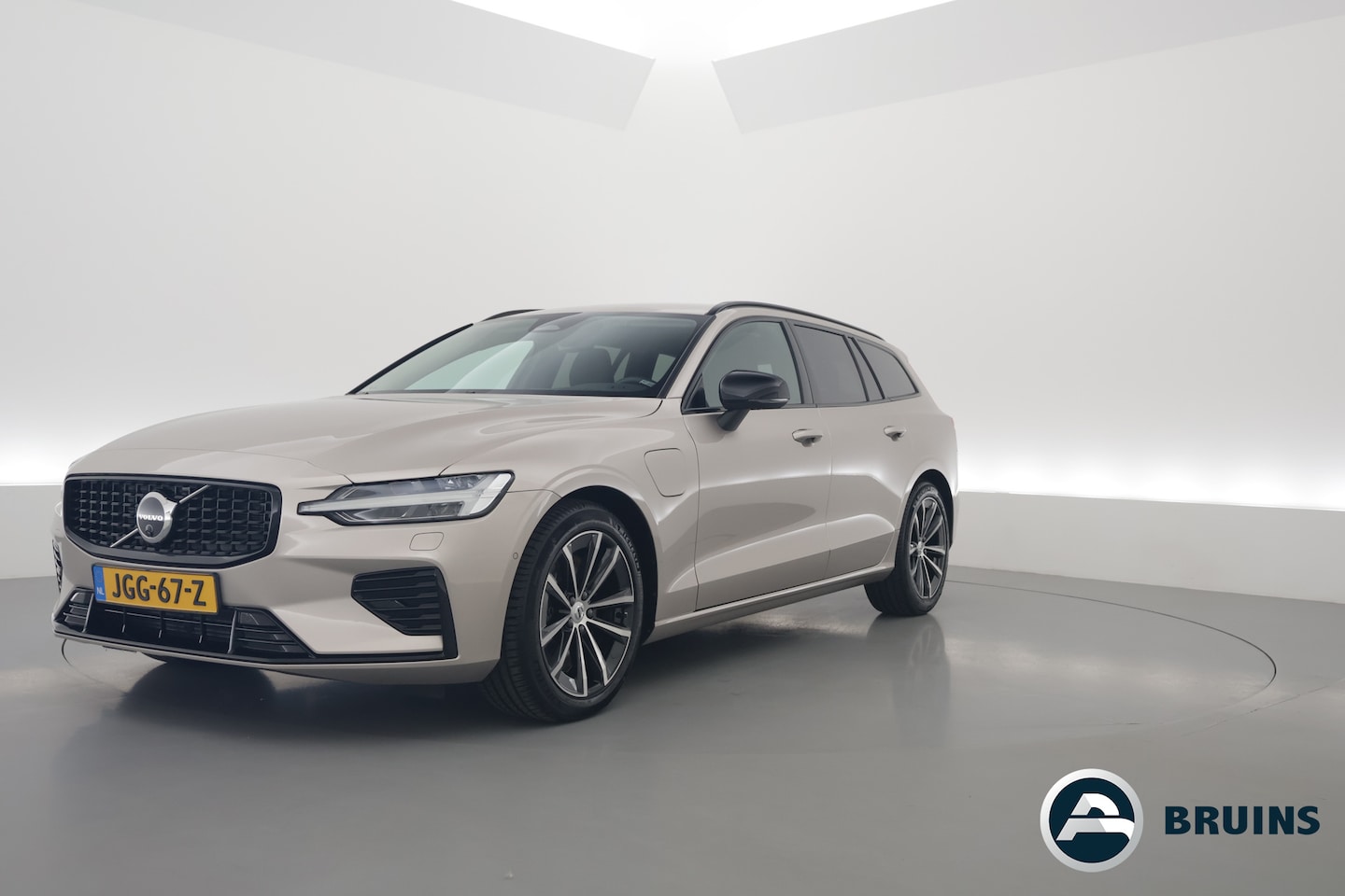 Volvo V60 - 2.0 T6 Plug-in hybrid AWD Plus Dark | Head-up | 360 camera | H&K Audio | Stoel + stuurverw - AutoWereld.nl
