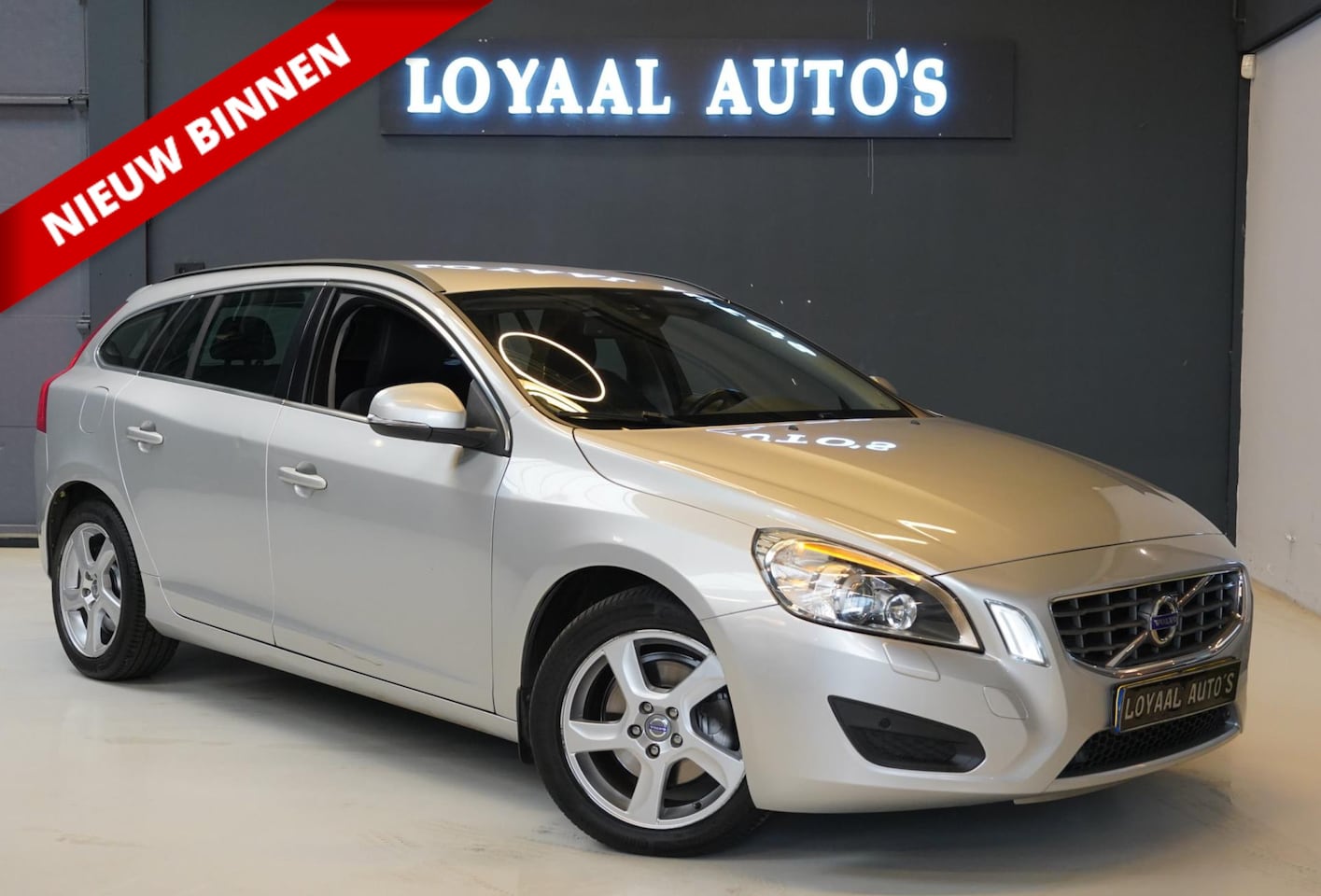 Volvo V60 - 1.6 T4 Summum | AUT | CRUISE | AIRCO | XENON | STOELVERW. | APK. - AutoWereld.nl