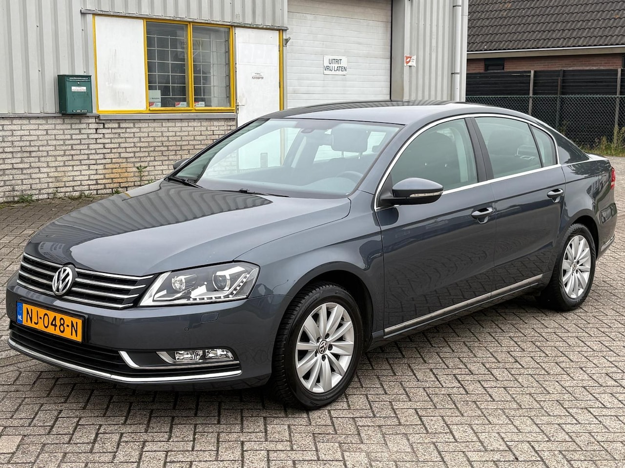Volkswagen Passat - 1.4 TSI 122 PK 6 BAK Bj 2013 Highline BlueMotion Ecc Airco Xenon Led Pdc Stuurbediening Cr - AutoWereld.nl
