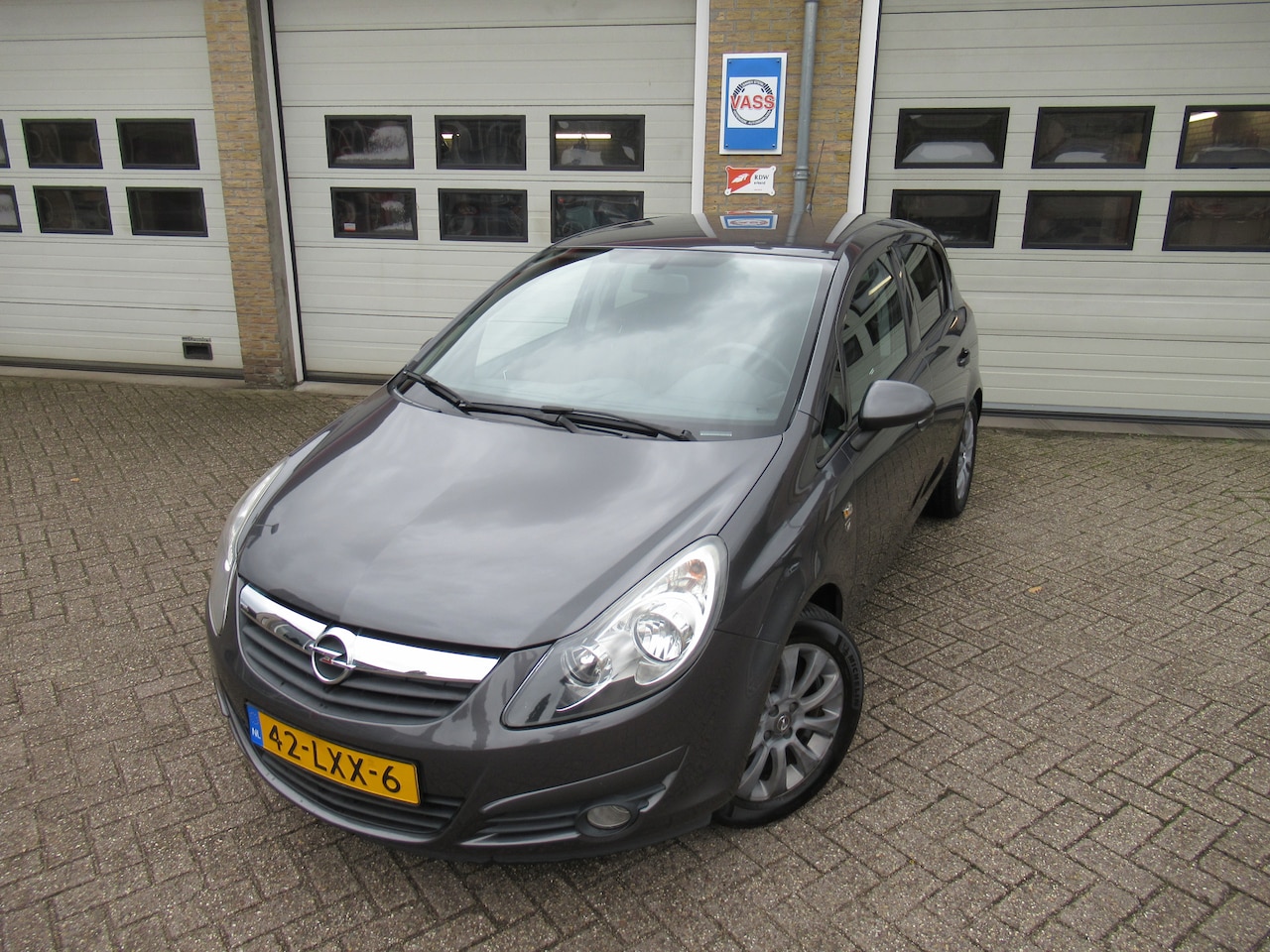 Opel Corsa - 1.2-16V '111' Edition 1.2-16V '111' Edition - AutoWereld.nl