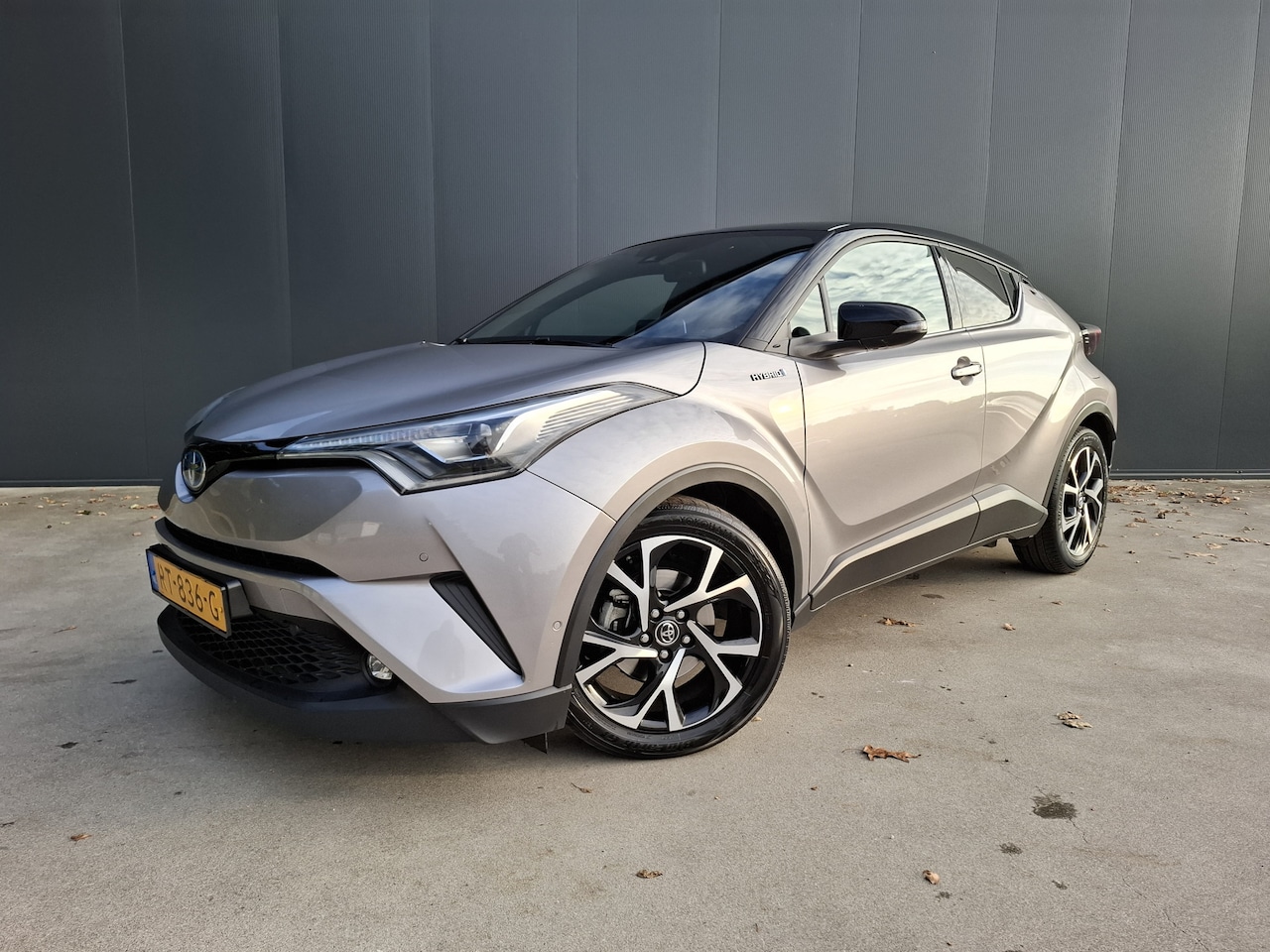 Toyota C-HR - 1.8 Hybrid Bi-Tone CAMERA NAVI ADAPT CRUISE ECC TREKHAAK XENON LED - AutoWereld.nl