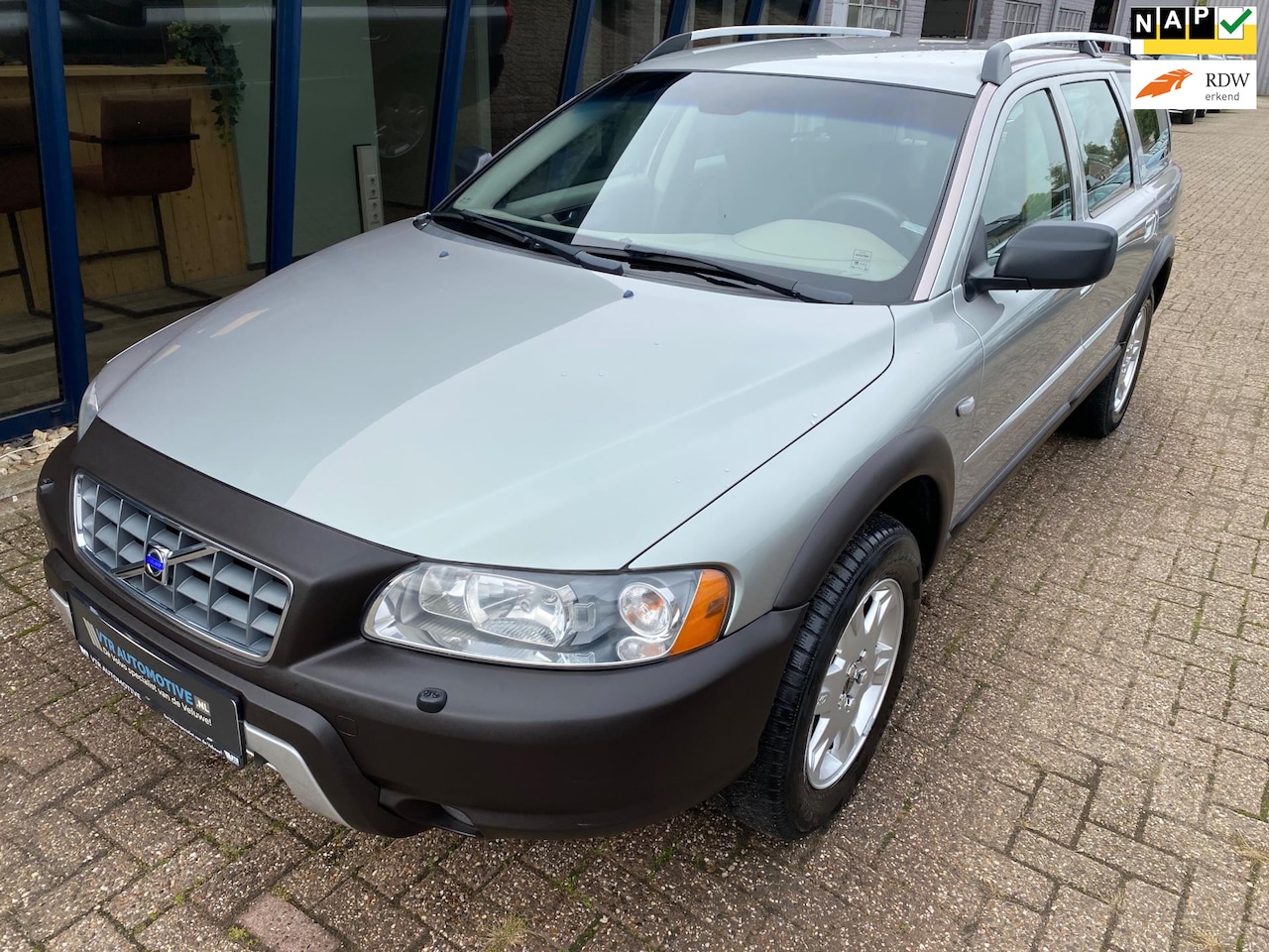 Volvo XC70 - 2.5 T Summum Automaat LEER / PDC / TREKHAAK - AutoWereld.nl