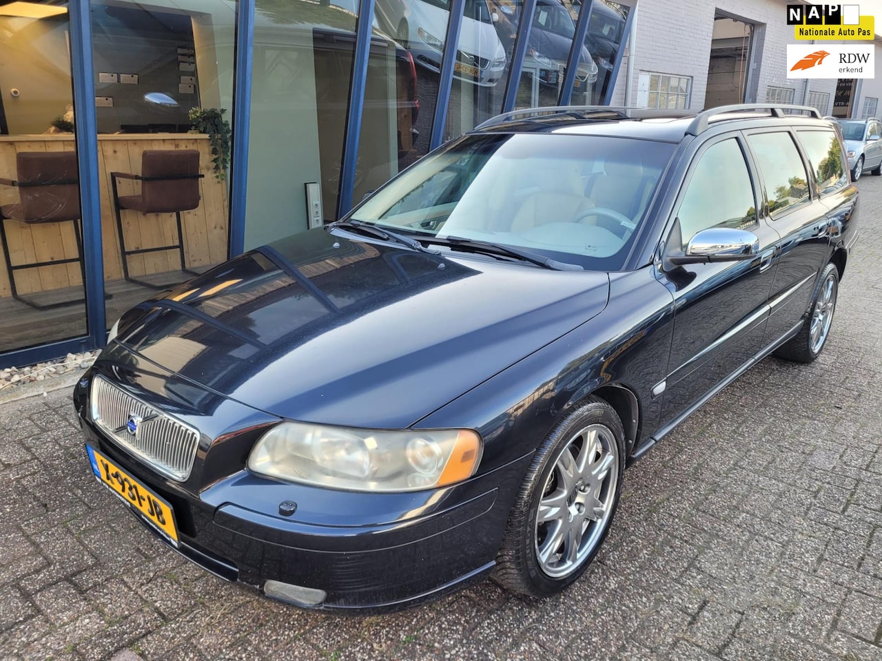 Volvo V70 - 2.4 Summum Automaat 170PK LEER / NAVI / SUNROOF - AutoWereld.nl