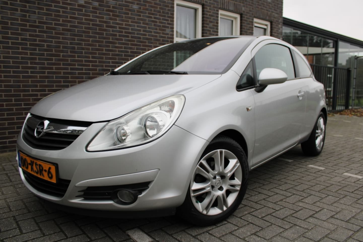 Opel Corsa - 1.4-16V Cosmo-lage km stand-half leer-pdc achter - AutoWereld.nl