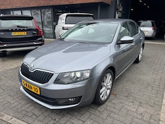 Skoda Octavia - 1.2 TSI Elegance Businessline XENON LED NAVI PDC KEYLESS ORIG NL NAP