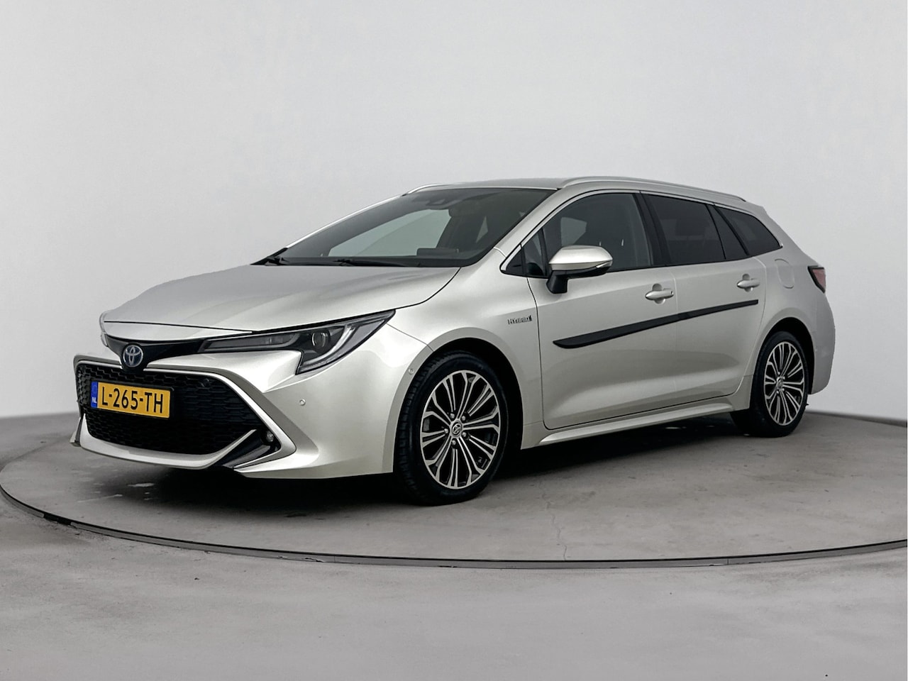 Toyota Corolla Touring Sports - 1.8 Hybrid Executive | Apple Carplay/Android Auto | Stoelverwarming | Navigatie - AutoWereld.nl