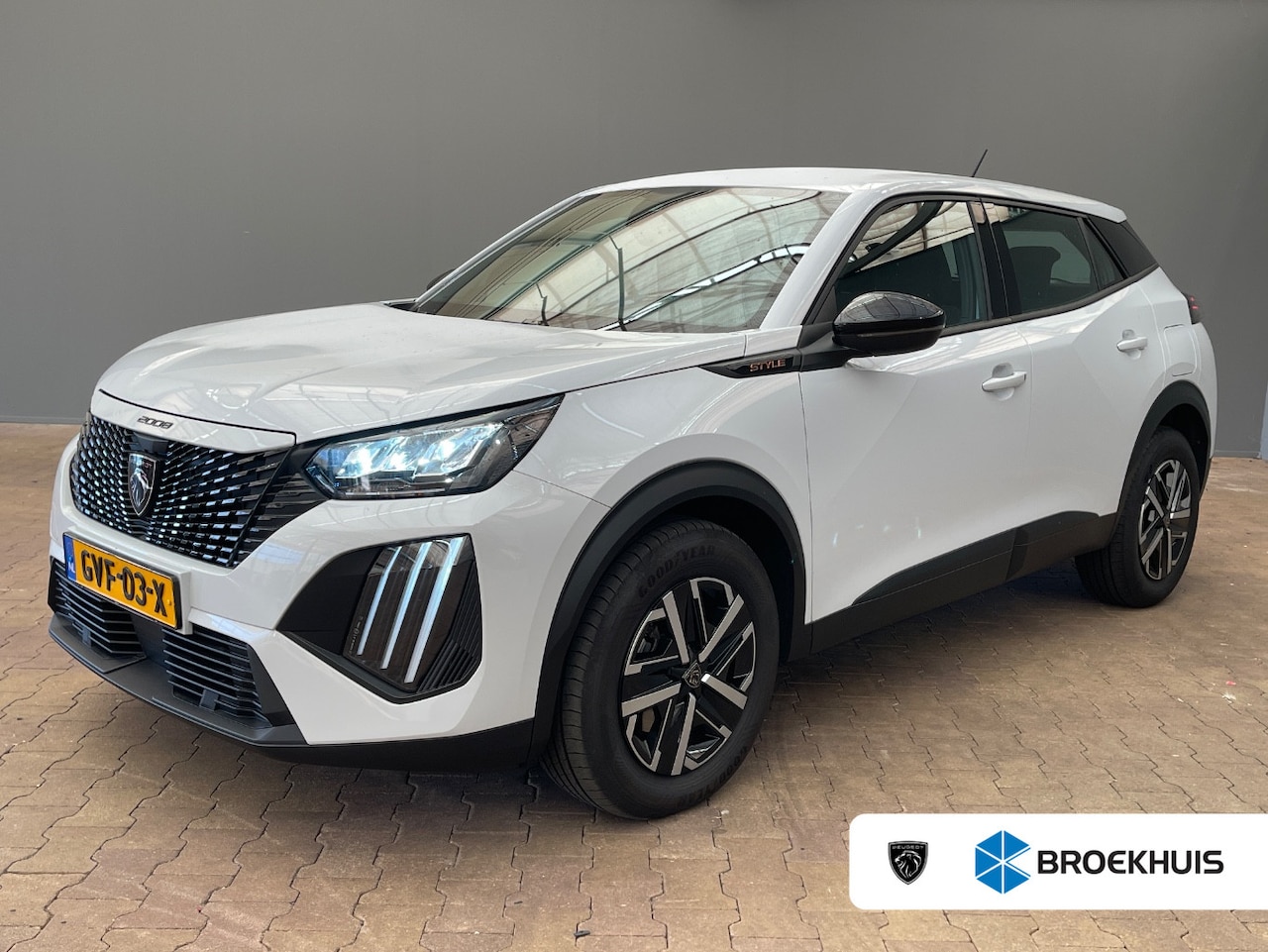 Peugeot 2008 - 1.2 Hybrid 136 Style Automaat | Navigatie by App | Parkeersensoren | Full-LED | Apple Carp - AutoWereld.nl