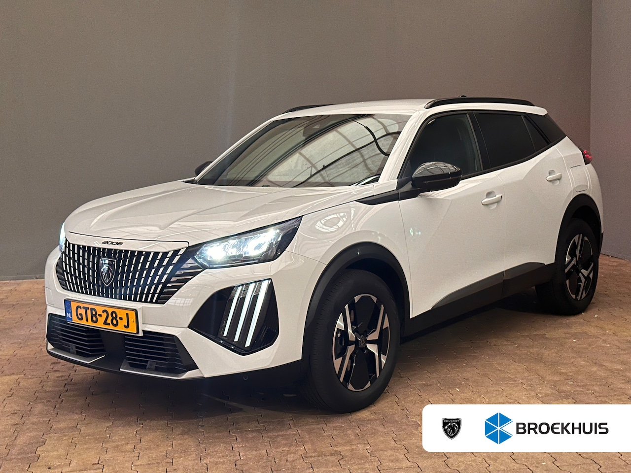 Peugeot 2008 - 1.2 Hybrid 136 Allure Parkeersensoren Voor + Achter | Digitaal Dashboard | Carplay | Clima - AutoWereld.nl
