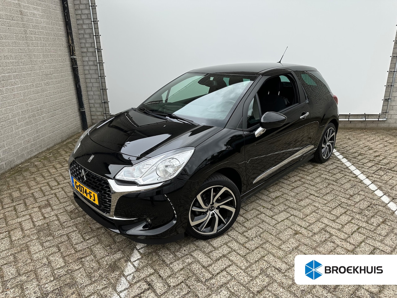 DS 3 - 1.2 PureTech Connected Chic | Achterbank in delen neerklapbaar | Airco (automatisch) | App - AutoWereld.nl