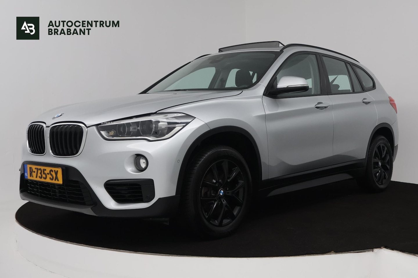 BMW X1 - SDrive18i (PANORAMADAK, TREKHAAK, STOELVERWARMING, NAVIGATIE, DEALER ONDERHOUDEN) - AutoWereld.nl