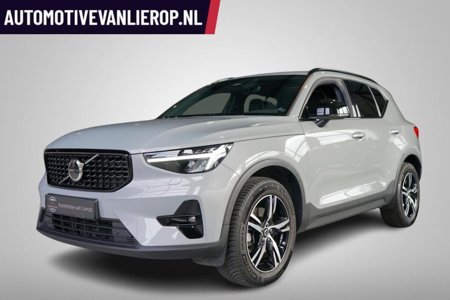 Volvo XC40 - 2.0 B3 Plus Dark STOEL/STUUR-VERW. | VAPOUR GREY - AutoWereld.nl