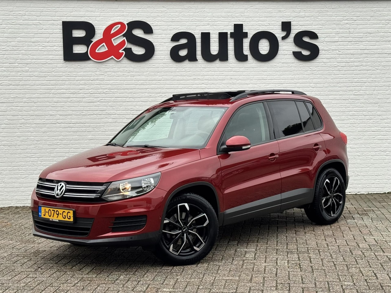Volkswagen Tiguan - 1.4 TSI Connected Series Cruise control Climate control Navigatie Pano Trekhaak Parkeersen - AutoWereld.nl