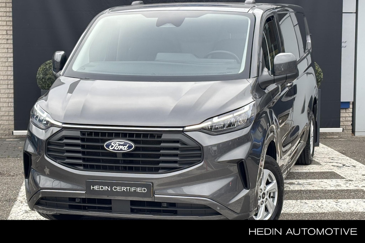 Ford Transit Custom - 320 2.0 TDCI L2H1 Limited | Trekhaak | Navigatie | Stoel + Stuurverwarming - AutoWereld.nl