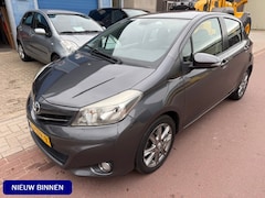 Toyota Yaris - 1.3 VVT-i Dynamic Keyless Camera Navigatie APK 01-2026 Zeer luxe uitvoering met NAP en boe