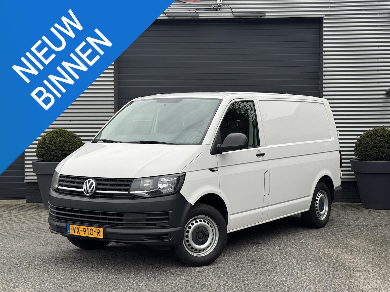 Volkswagen Transporter - 2.0 TDI L1H1 | Navigatie | Trekhaak | Bluetooth | Airco | - AutoWereld.nl