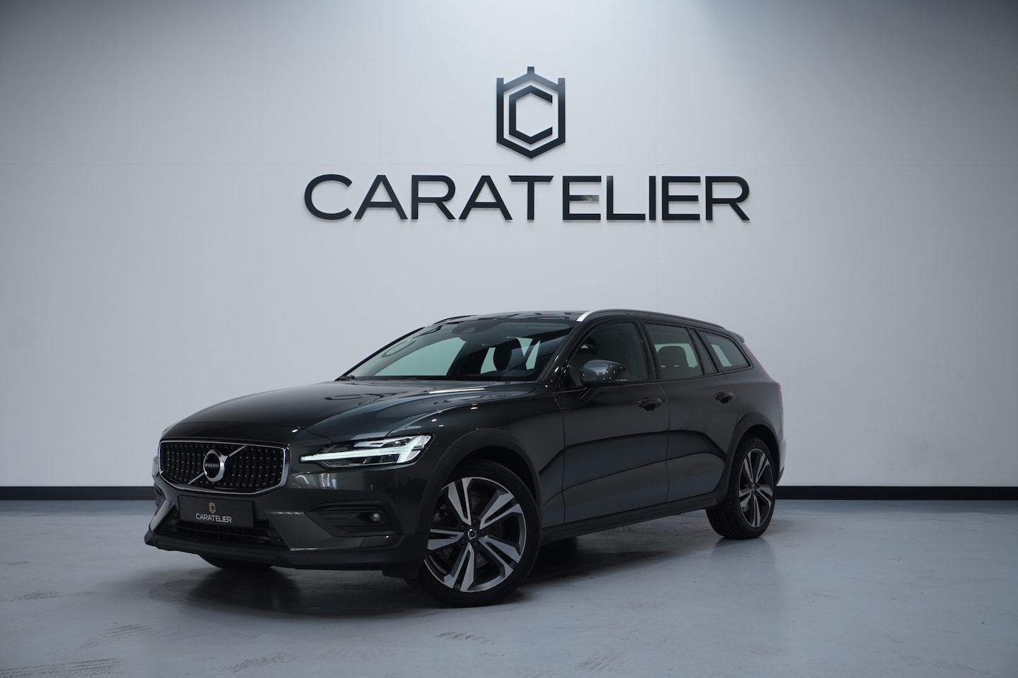 Volvo V60 Cross Country - 2.0 B5 AWD Pro / 1e eigenaar / NAP / 12 Maanden garantie - AutoWereld.nl