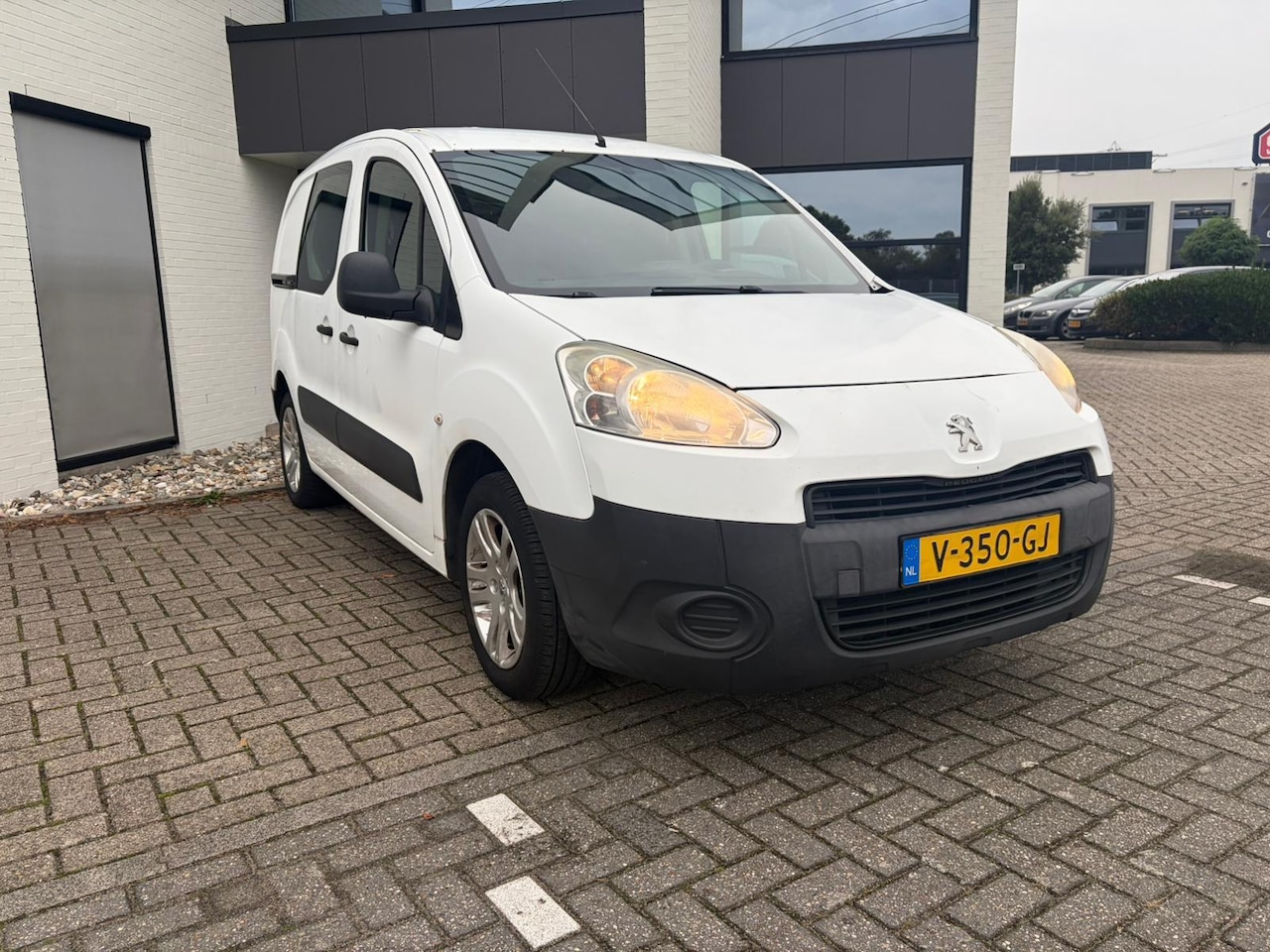 Peugeot Partner - 120 1.6 e-HDI L1 Navteq 3 PERSONEN 3 ZITS AIRCO PDC STARTSTOP SCHUIFDEUR - AutoWereld.nl