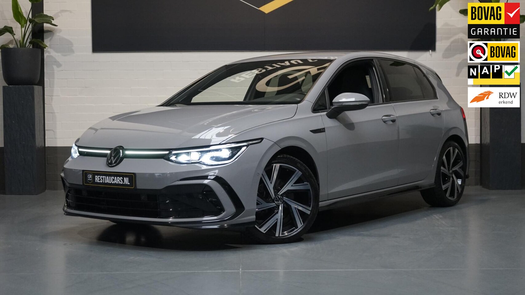 Volkswagen Golf - VIII 1.5 eTSI R-Line AUTOMAAT-ACC-AMBIANCE-CAMERA-HARMAN KARDON-IQ LIGHT-KEYLESS-STOELVERW - AutoWereld.nl