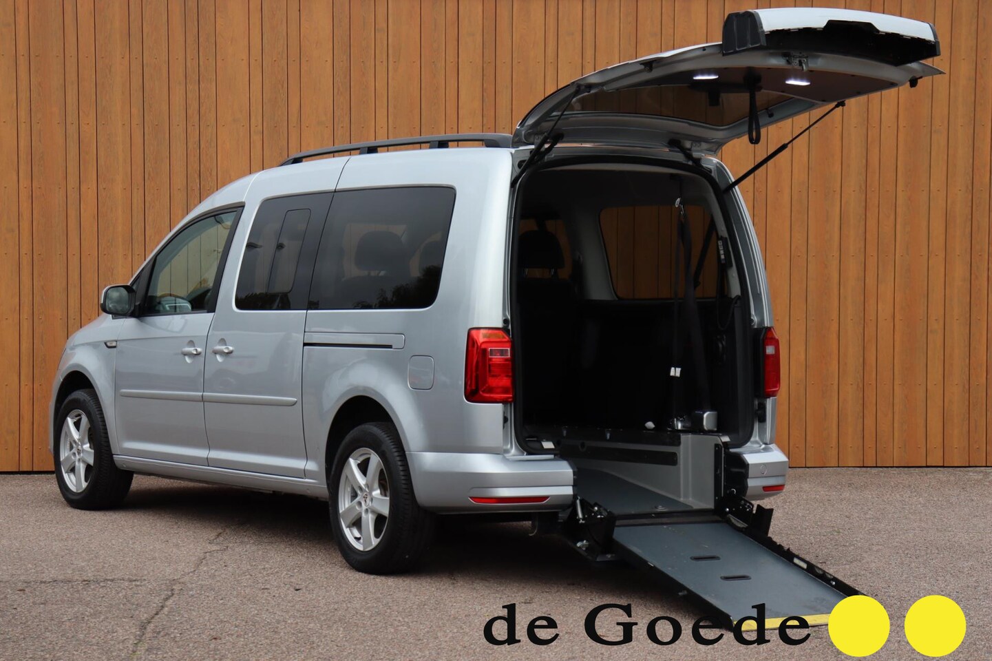 Volkswagen Caddy Maxi - 1.4 TSI Trendl. 5p+1 Rolstoel auto bodemverlaging a.camera - AutoWereld.nl