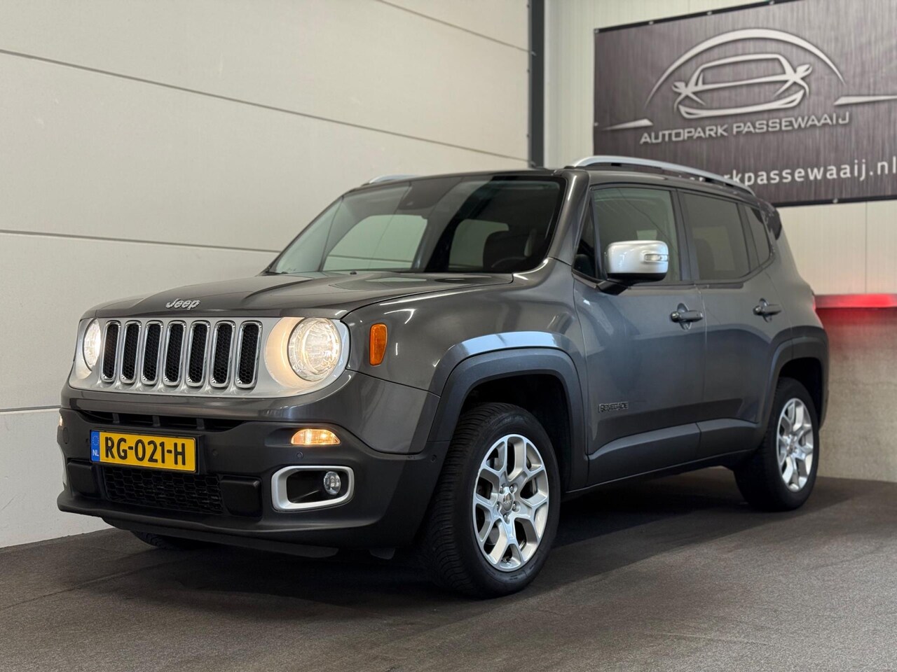 Jeep Renegade - 1.4 MultiAir 75th Anniversary AWD Cruise Control, Stoelverwarming, Stuurverwarming, Parkee - AutoWereld.nl