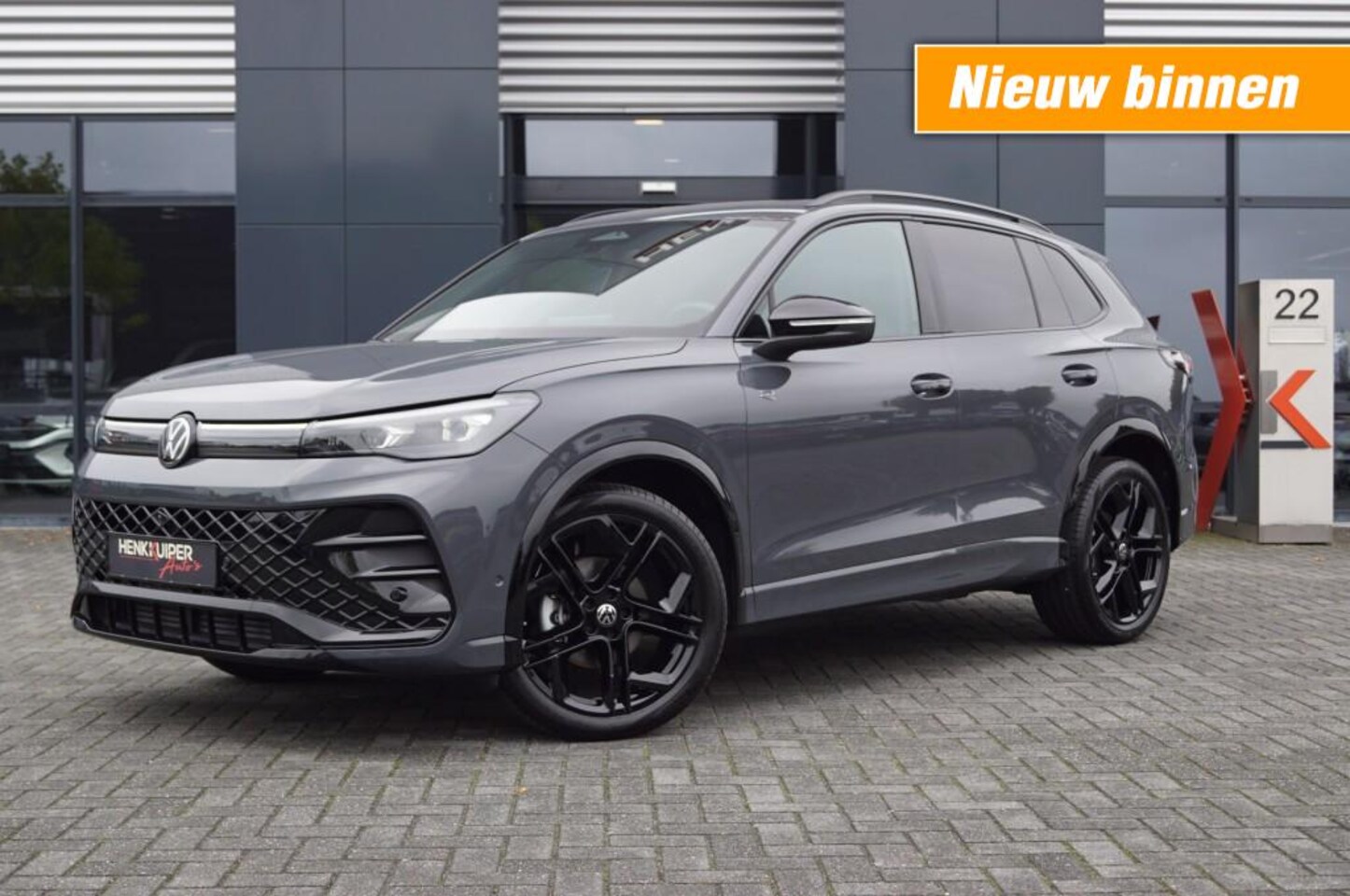 Volkswagen Tiguan - 1.5 eTSI DSG R-Line Black st 150pk /Leer/Panodak/Head-up/Harman Kardon/Trekh wekl/Navi Pro - AutoWereld.nl